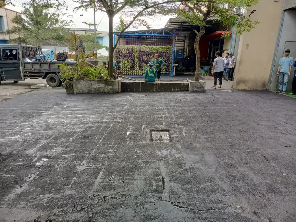Pengaspalan Area Pabrik di Jakarta Timur