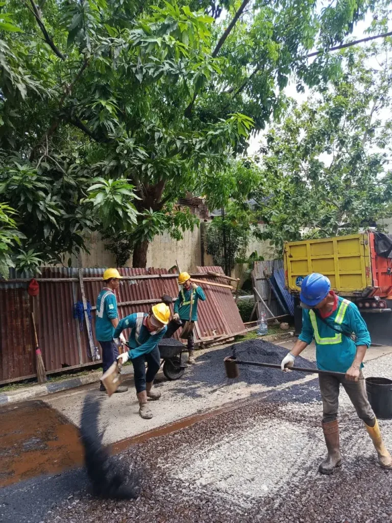 Proses Pengaspalan di Cengkareng