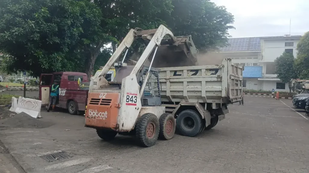 Proses Kupas Aspal di Area PArkir Jakarta Timur
