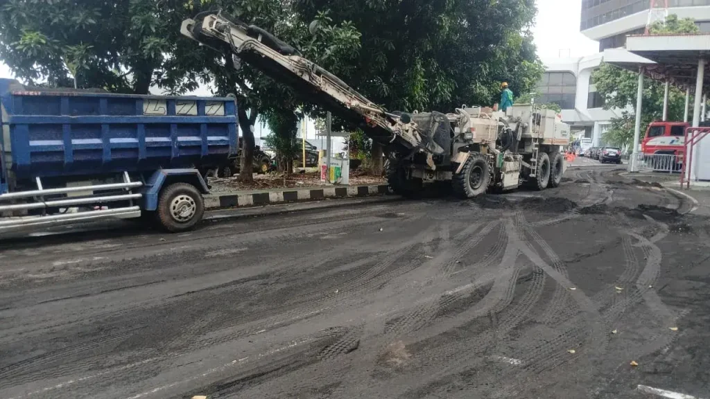 Proses Pengaspalan di Jakarta Timur