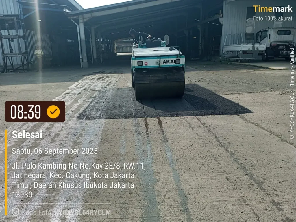 Pengaspalan area pabrik di Cakung