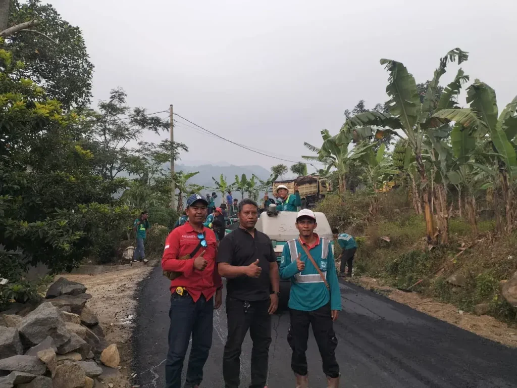 Proses Pengaspalan Jalan dengan Aspal Hotmix